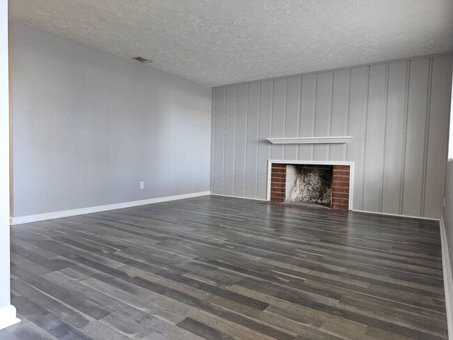 Building Photo - 3 Bedroom, 2 bath w/ detached 1 bed/ 1 bath Mother in law suite.  A MUST SEE!!