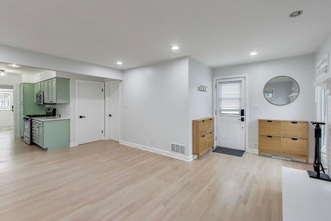 Building Photo - 710 S Hawthorne Ave