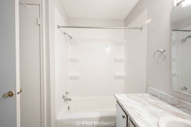 Building Photo - "Charming & Spacious 2-Bedroom Haven in Sh...