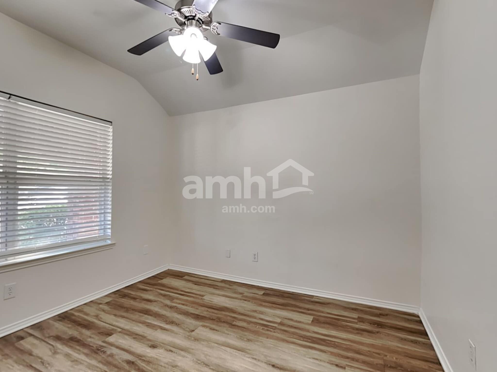 Building Photo - 1804 Heron Dr