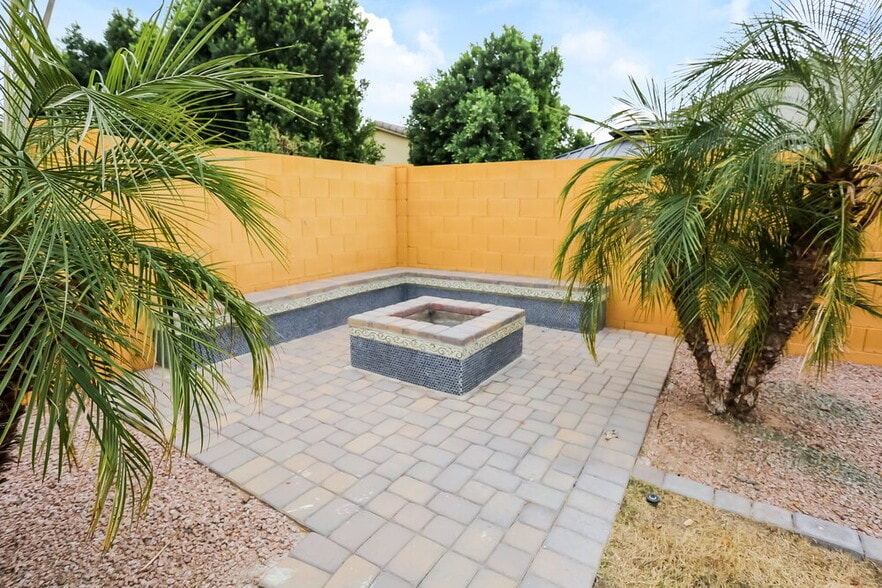 Building Photo - 7213 W Jones Ave