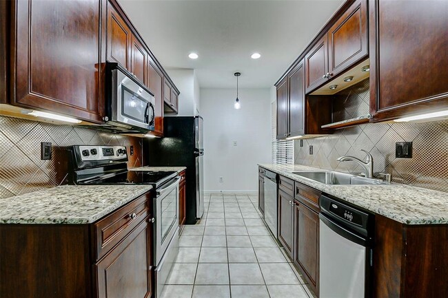Building Photo - 2255 Braeswood Park Dr