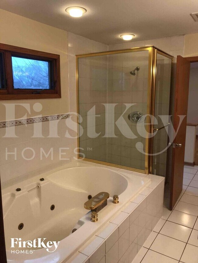 Building Photo - 534 Longwood Dr