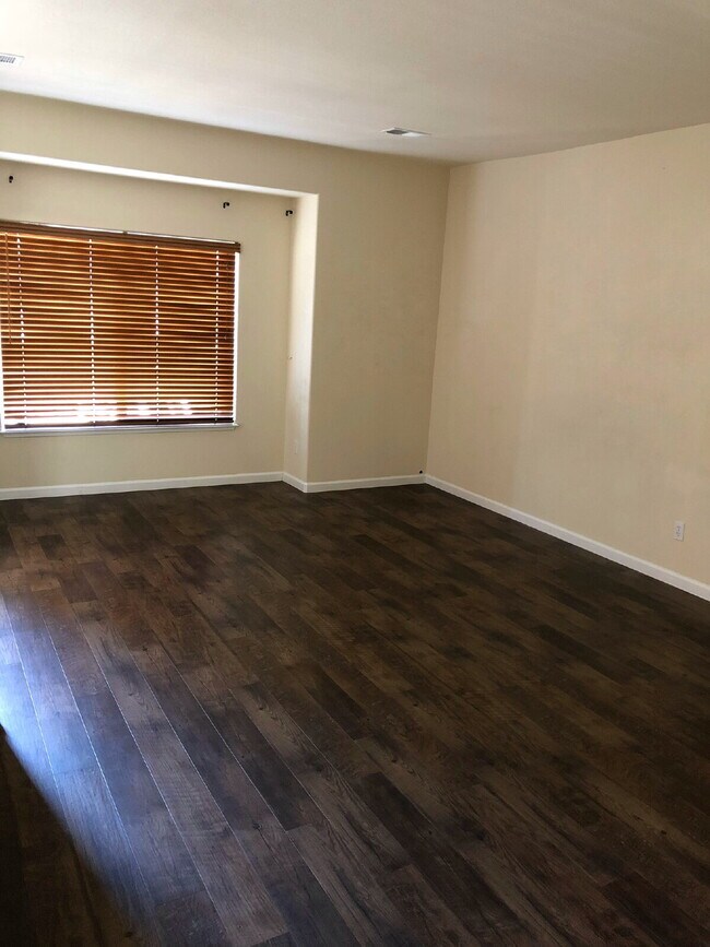 Building Photo - Cute 2 Bedroom 2.5 Bathroom Townhome Close to UNR!