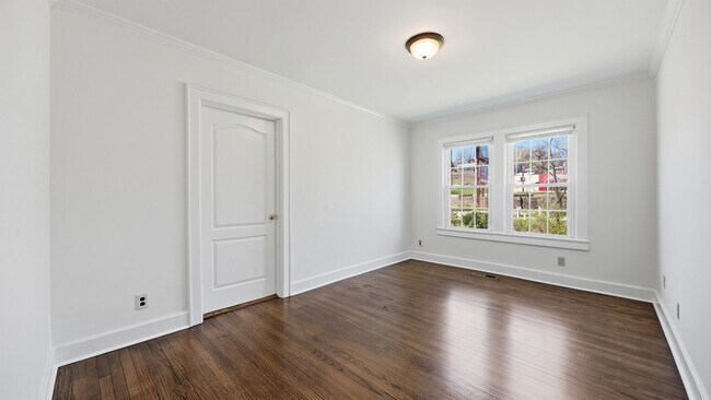 Building Photo - 3 bedroom White Oak home available NOW!