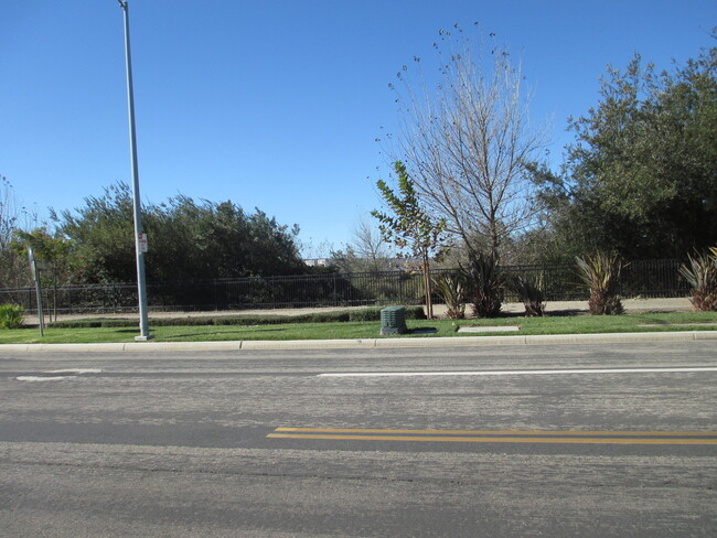 Building Photo - Upgraded Newer Home In Briar Creek Area!