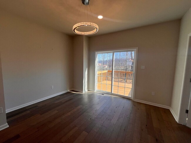 Building Photo - Move- In Ready 3 Bedroom Townhome!