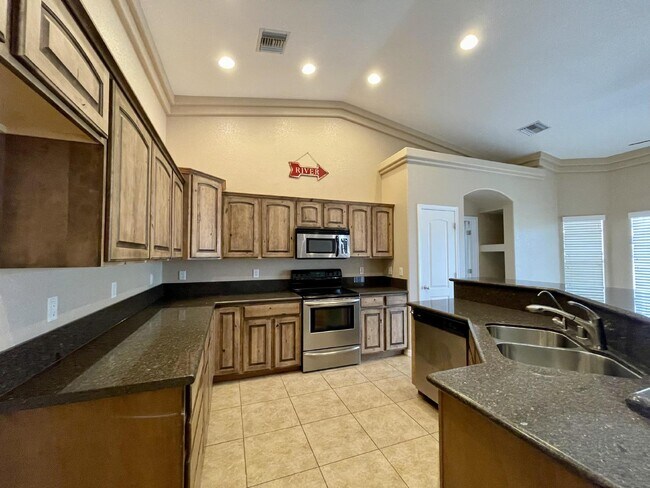Building Photo - BHCRENT.COM Golf Course Living - Gated Com...