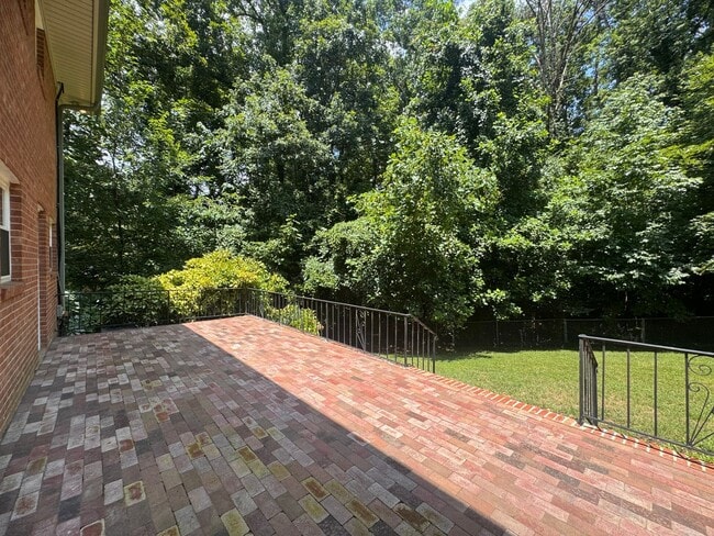 Building Photo - 4 Bedroom Jamestown Beauty!