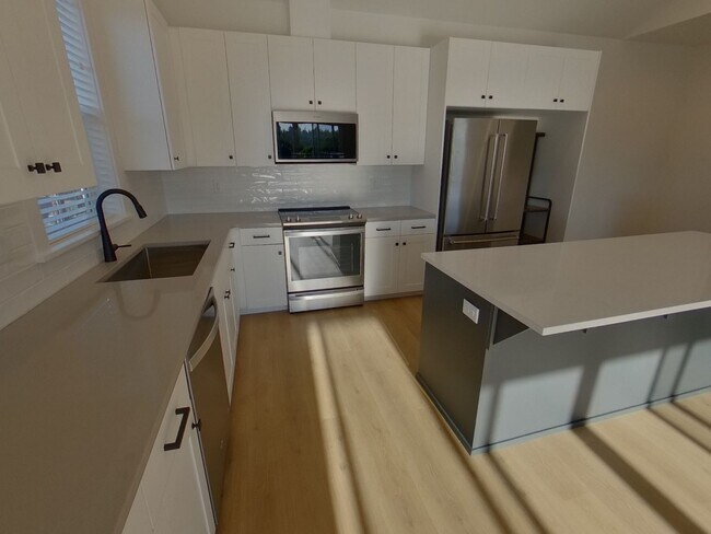Building Photo - Beautiful 6 bedroom Campus Home!