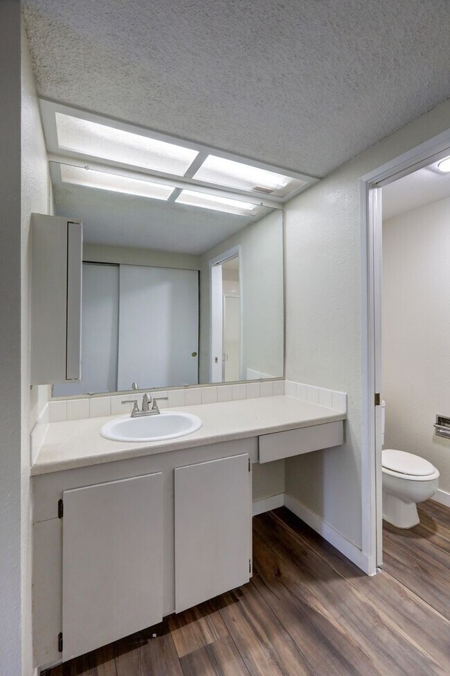 Building Photo - Superb Two Bedroom Renton Condo!  Great Lo...