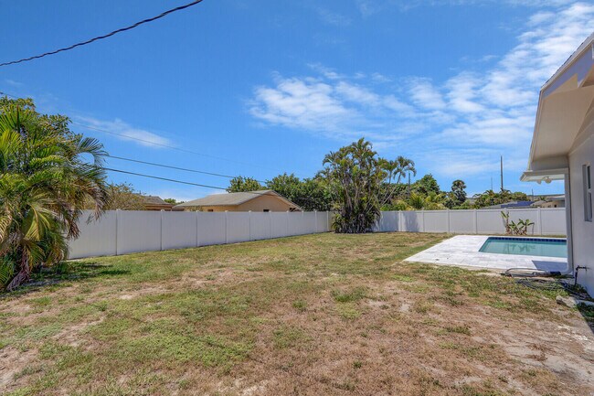 Building Photo - 3898 Holly Dr
