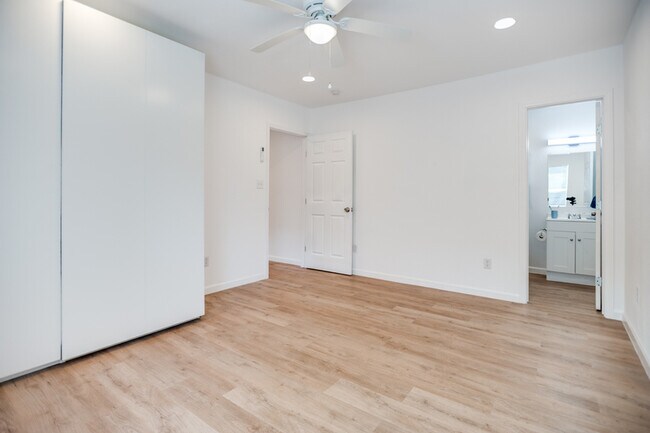 Building Photo - 905 W Abram St