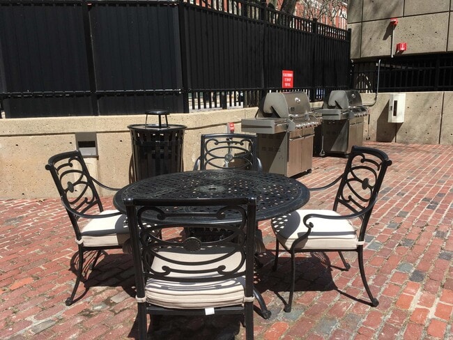 Building Photo - 875 Elm St