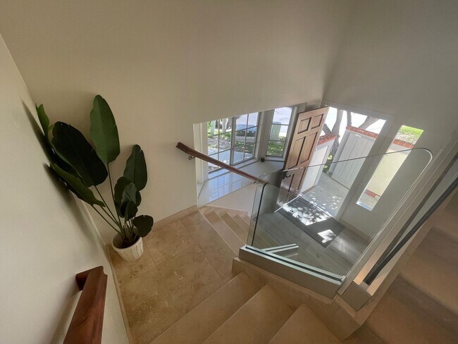 Building Photo - Modern & Gorgeous Private 2 BD / 1 BA Uppe...