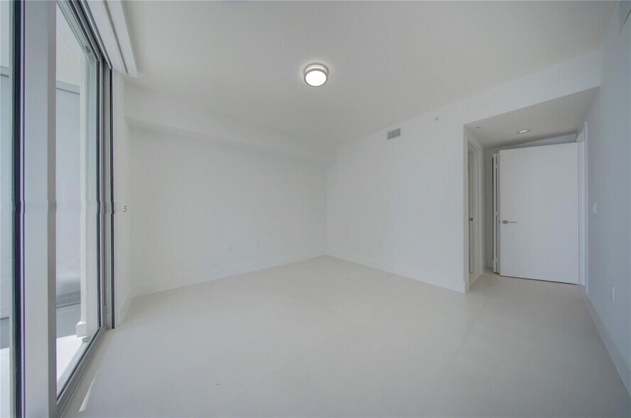 Building Photo - 300 Sunny Isles Blvd