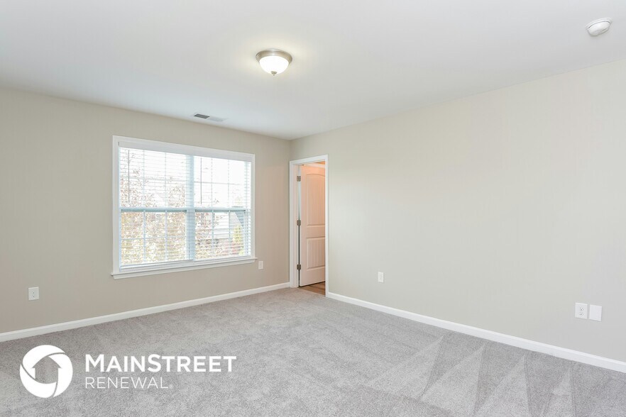 Building Photo - 907 Red Oak Tree Dr