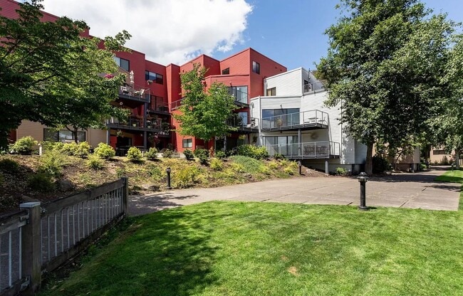 Building Photo - Adorable 1 bedroom, 1 bath water view condo available immediately! Water/sewer/trash/parking incl...