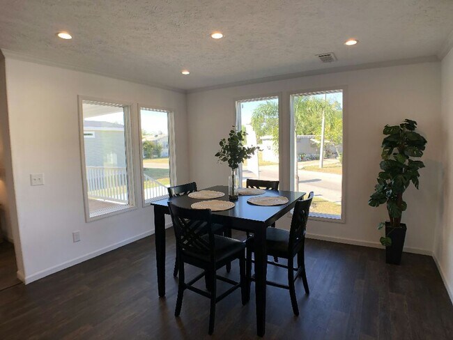 Building Photo - 346 Eland Dr