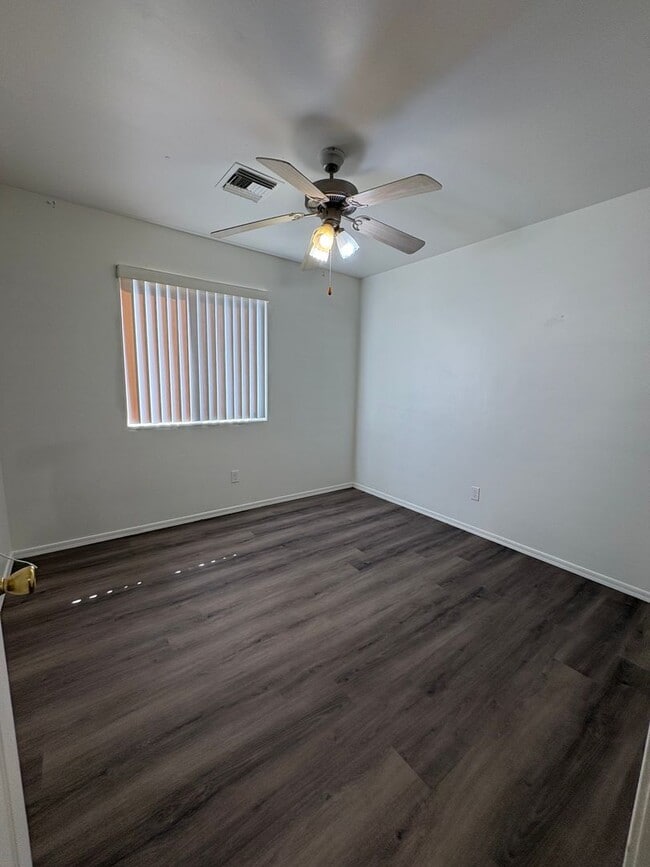 Building Photo - 2109 E Pinal Vista