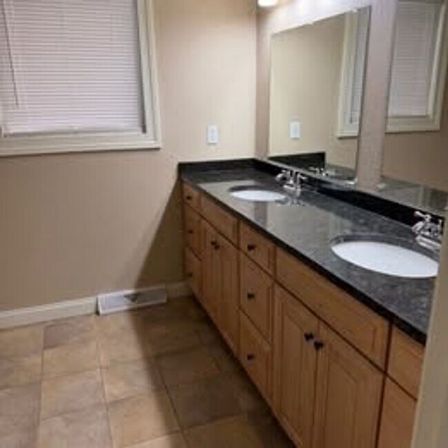 Building Photo - 2010 N Buffum St