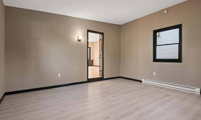 Building Photo - Spacious 3 bedroom home