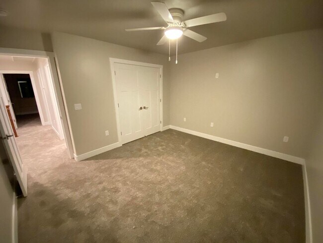 Building Photo - 3 Bedroom Townhome. Water, Sewer, and Garbage Included!