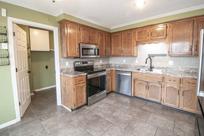 Building Photo - 1122 Rosebrook Dr