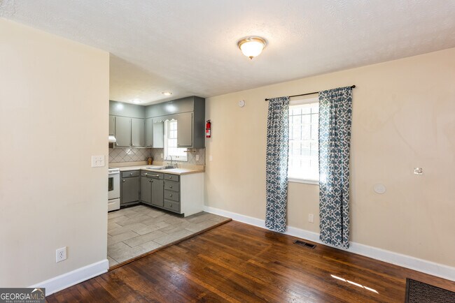 Building Photo - 491 Oak Dr SE