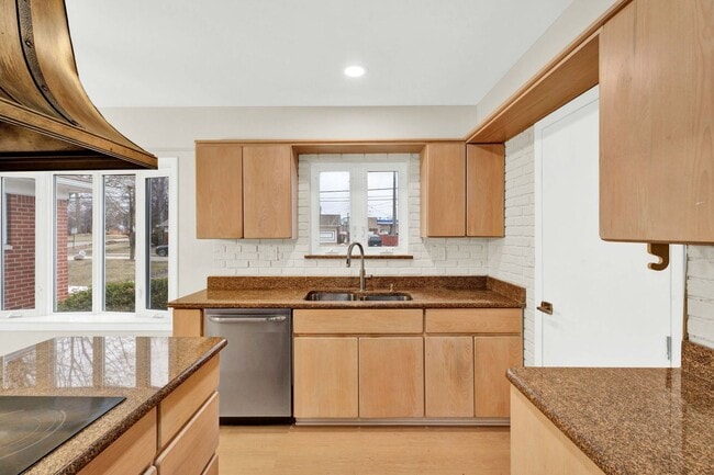 Building Photo - 3BD | 3BTH - HOT TUB - WATER FRONT - NEWLY RENOVATED - ON SYLVAN LAKE