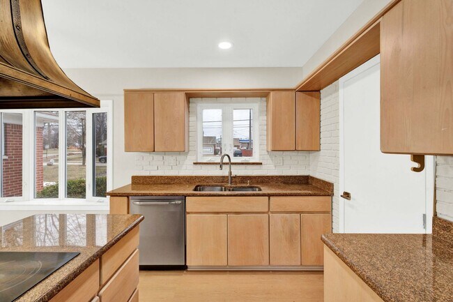 Building Photo - 3BD | 3BTH - NEWLY RENOVATED - ON SYLVAN LAKE