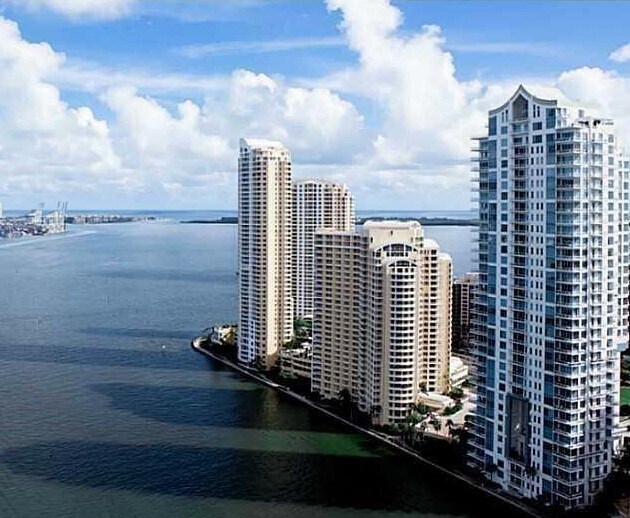Building Photo - 300 S Biscayne Blvd