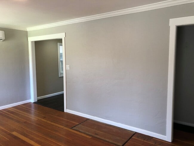 Building Photo - 2 Bedroom Bungalow close to BSU.