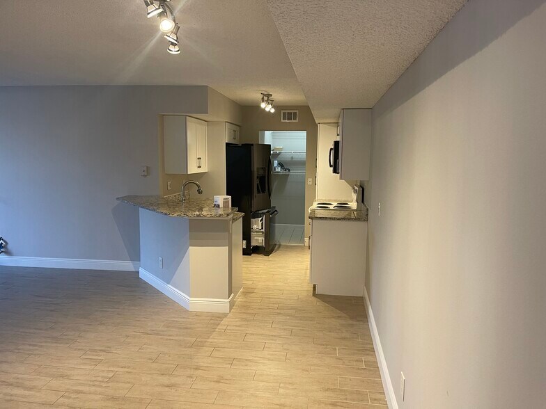 Dining room & kitchen - 13561 Eagle Ridge Dr