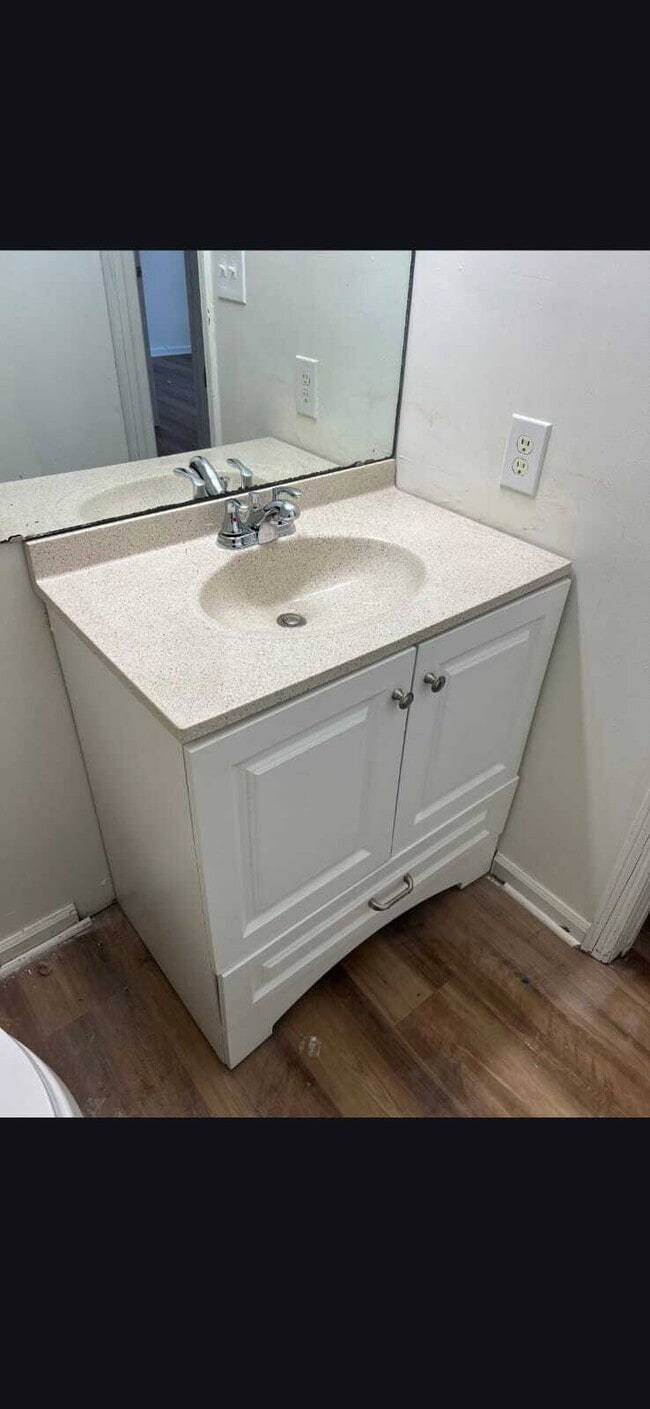 Building Photo - Freshly Renovated 3 Bedroom with 1 and 1/2 Bath Duplex.