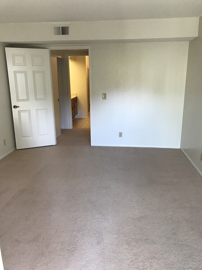 Building Photo - 2BD Condo in Silicon Beach Area Available ...