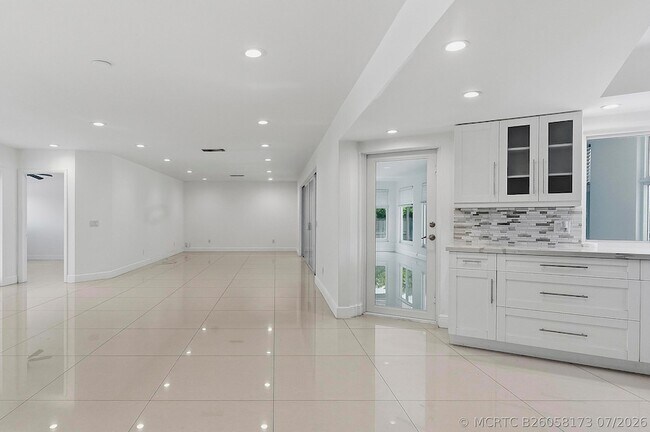 Building Photo - 2910 NE 40th Ct