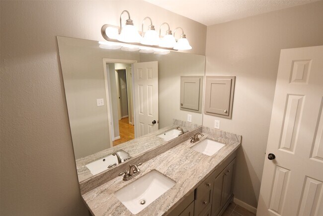 Building Photo - 1310 Westwick Forest Ln