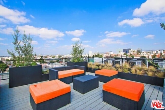 Building Photo - 1038 S Mariposa Ave