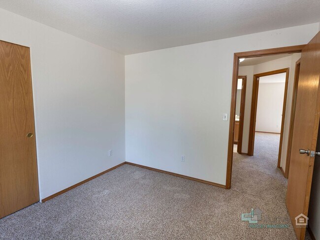 Building Photo - Stunning 3 bedroom 2.5 bathroom Home