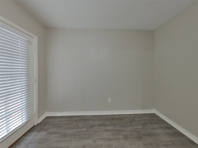 Building Photo - 729 Forest Ln Dr