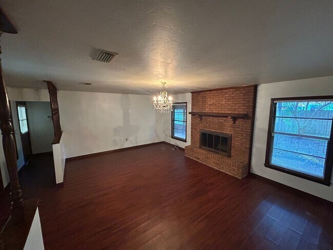 Building Photo - Spacious 3-Bedroom Home with Fenced Yard &...