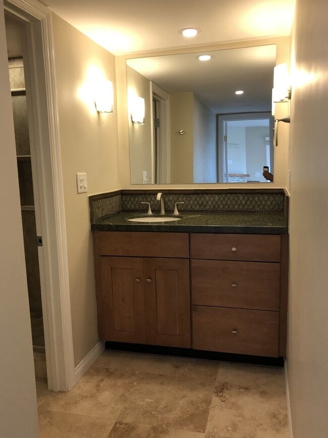 Building Photo - Spacious 3 + 2 Ocean View Condo - Prime Corner Location.