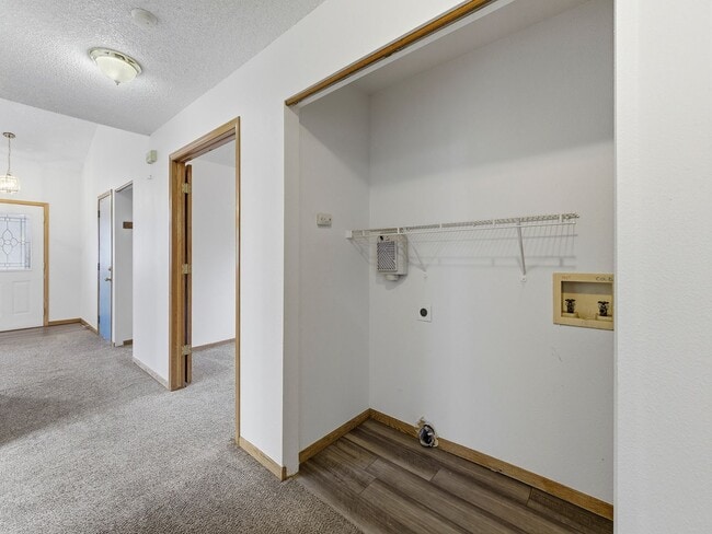 Building Photo - Bright & Spacious 3 Bed Home with Vaulted Ceilings & Fenced Yard AVAILABLE NOW!