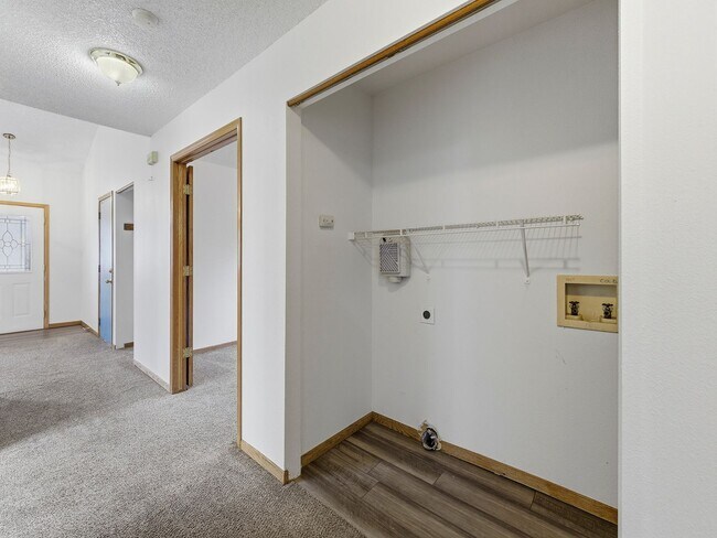 Building Photo - Bright & Spacious 3 Bed Home with Vaulted Ceilings & Fenced Yard