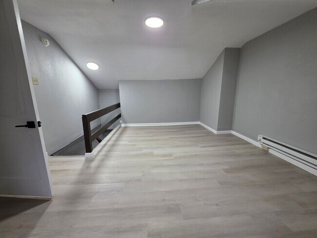 Building Photo - Newly Updated 3 bedroom 1 bathroom Apartment for Rent!