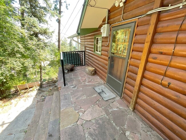 Building Photo - 3 Bedroom Home Available Near Old Stage Rd...