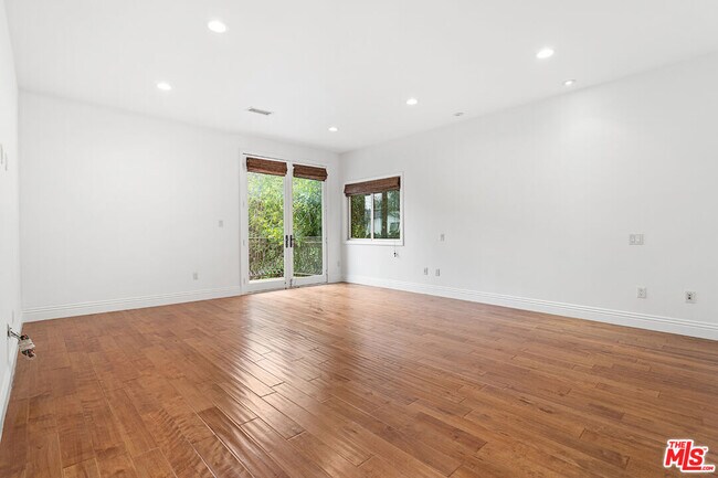 Building Photo - 4510 Tyrone Ave