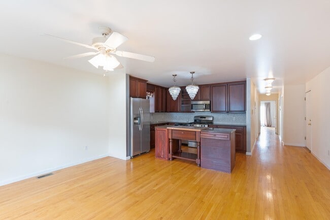 Building Photo - 260 Custer Ave