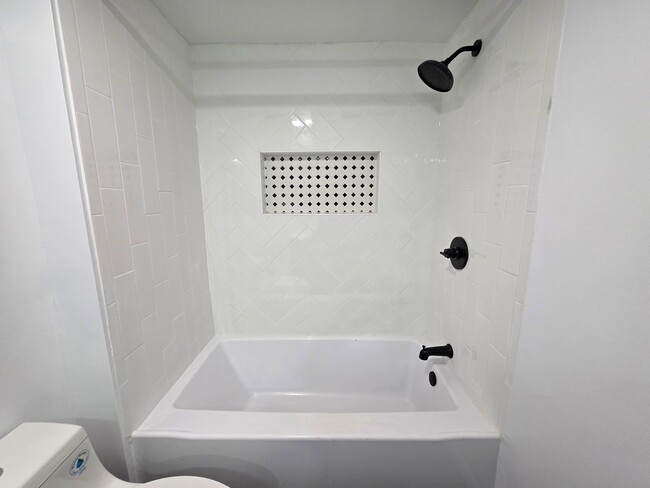 Building Photo - Fully Rehabbed 3 bedroom 2 bathroom house for rent!